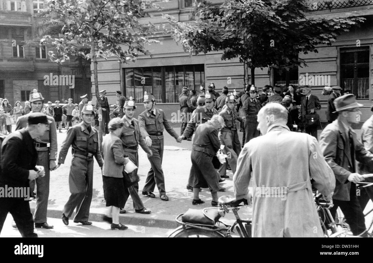 Officers of the People's Police form a chain during a large-scale raid on the black market in the Soviet occupation zone in the Friedrichsfelde district of Berlin, Germany, June 1946. Fotoarchiv für Zeitgeschichte - NO WIRE SERVICE Stock Photo