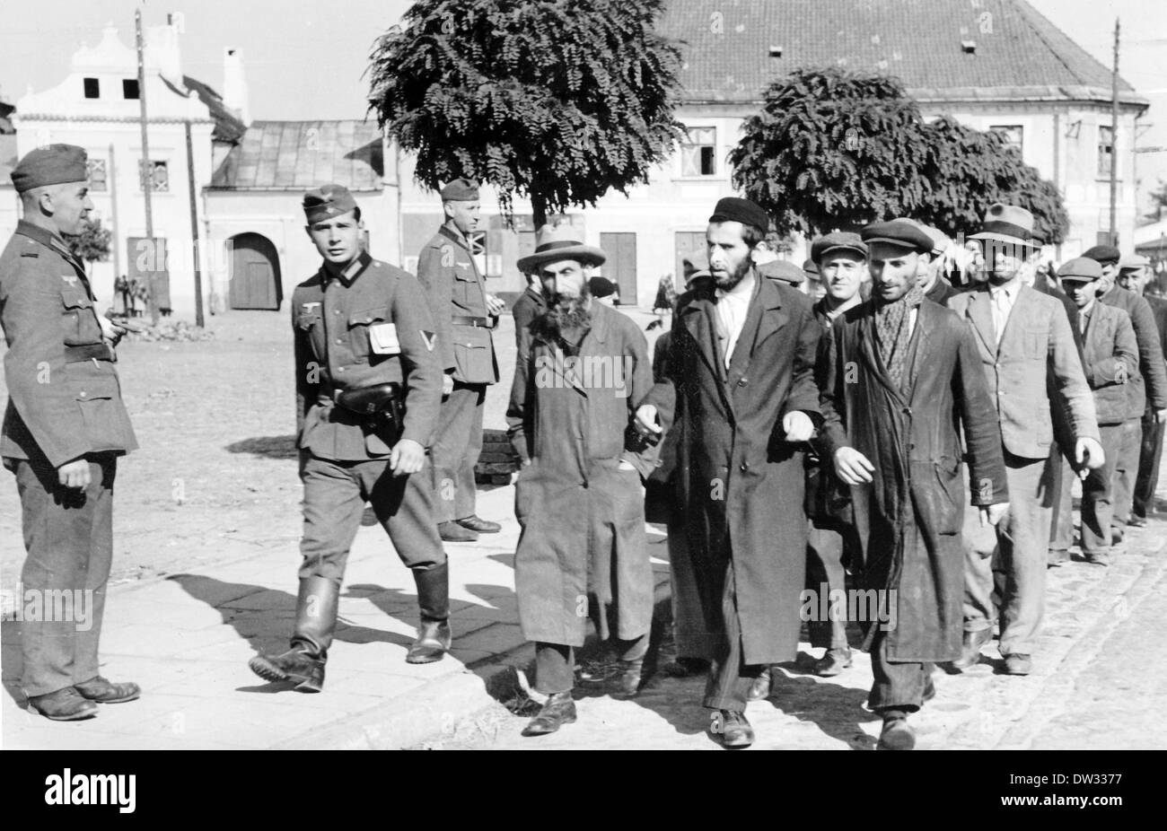 After the occupation of Poland by the German Wehrmacht - Jewish citizens from Lowiez are led by German soldiers to work as forced laborers, October 1939, location unknown. Fotoarchiv für Zeitgeschichte / NO WIRE SERVICE Stock Photo
