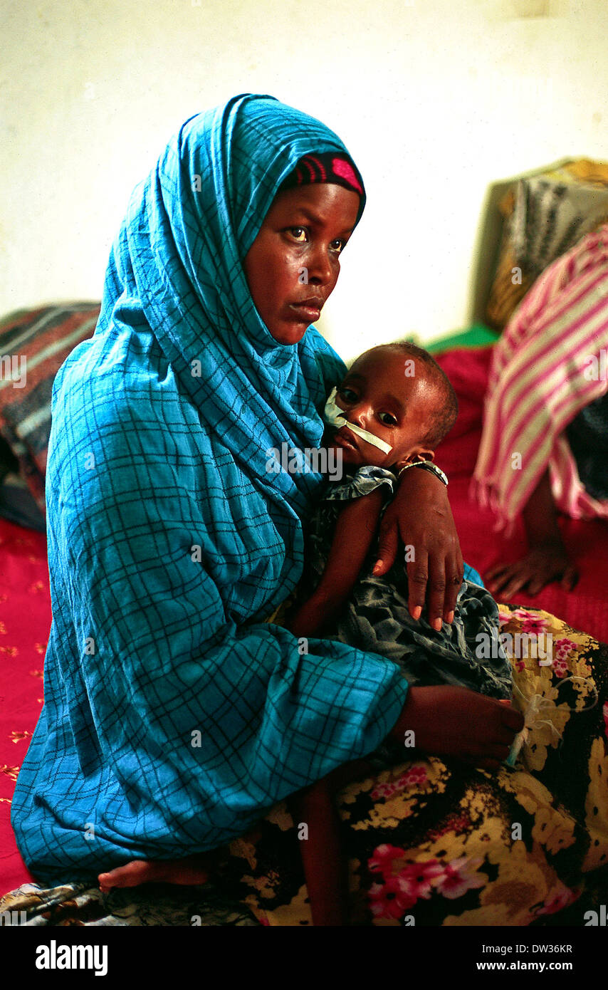 Somali woman with child. Galkayo hospital Stock Photo