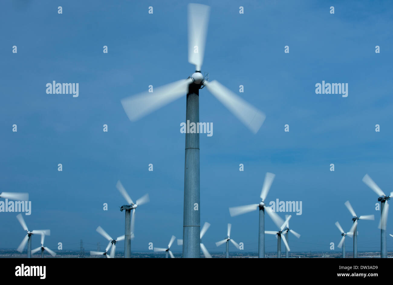 ROTATING BLADES WIND TURBINE ALTAMONT PASS POWER PLANT CALIFORNIA USA