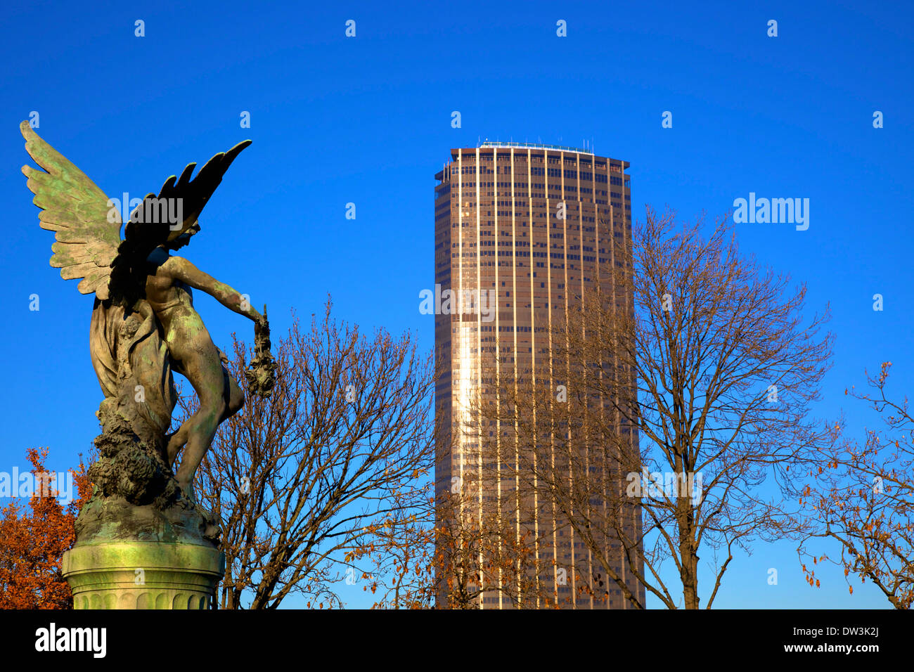 Tour Montparnasse From Montparnasse Cemetery With Horace Daillion's Bronze Angel In Foreground, Montparnasse, Paris Stock Photo