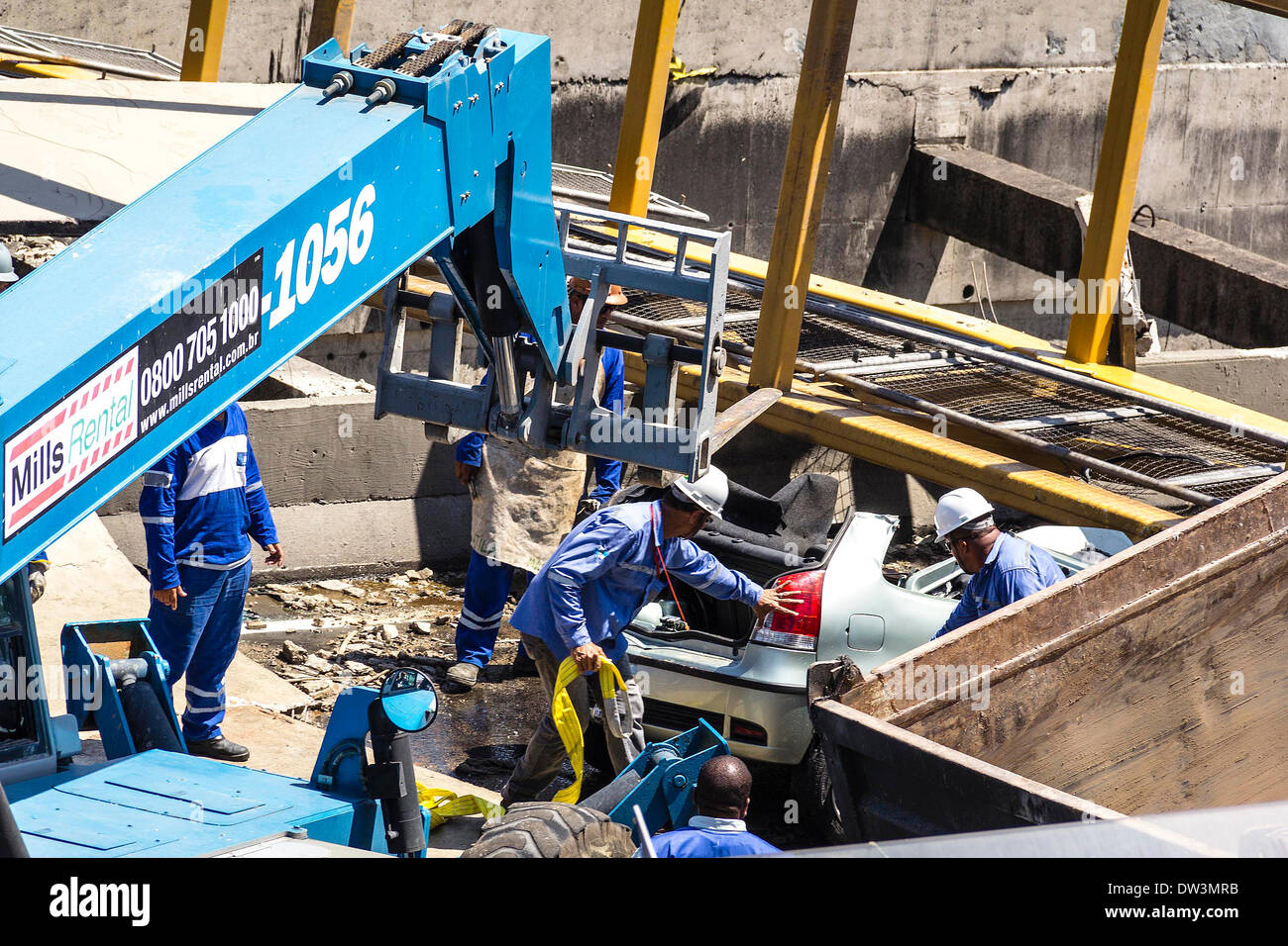 Recklessness: Truck driver knocks on the catwalk on Yellow Line, in Rio de Janeiro. Structure smashed cars killing 4 people Stock Photo