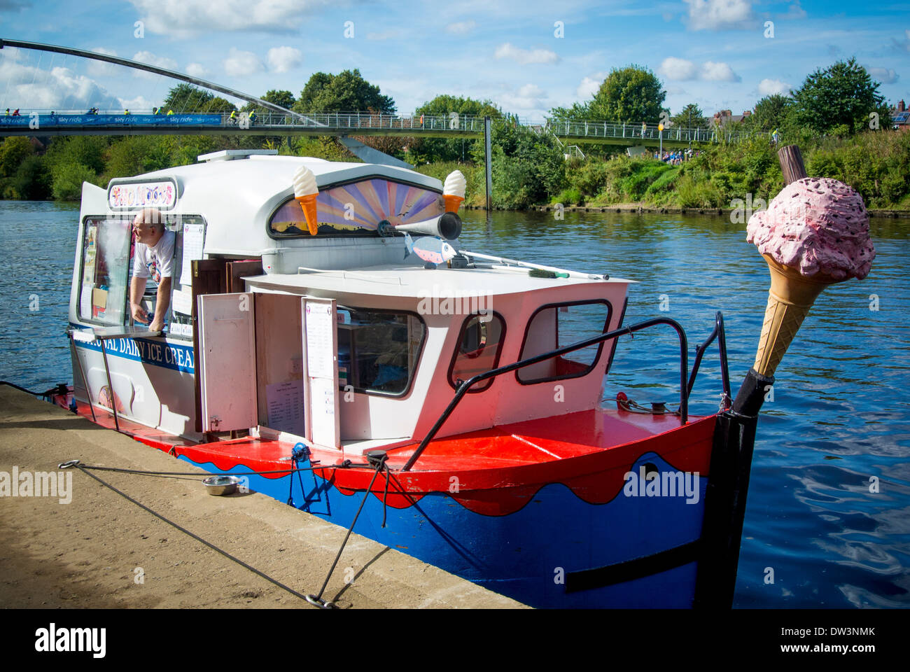 Blue and cream boat hires stock photography and images Alamy