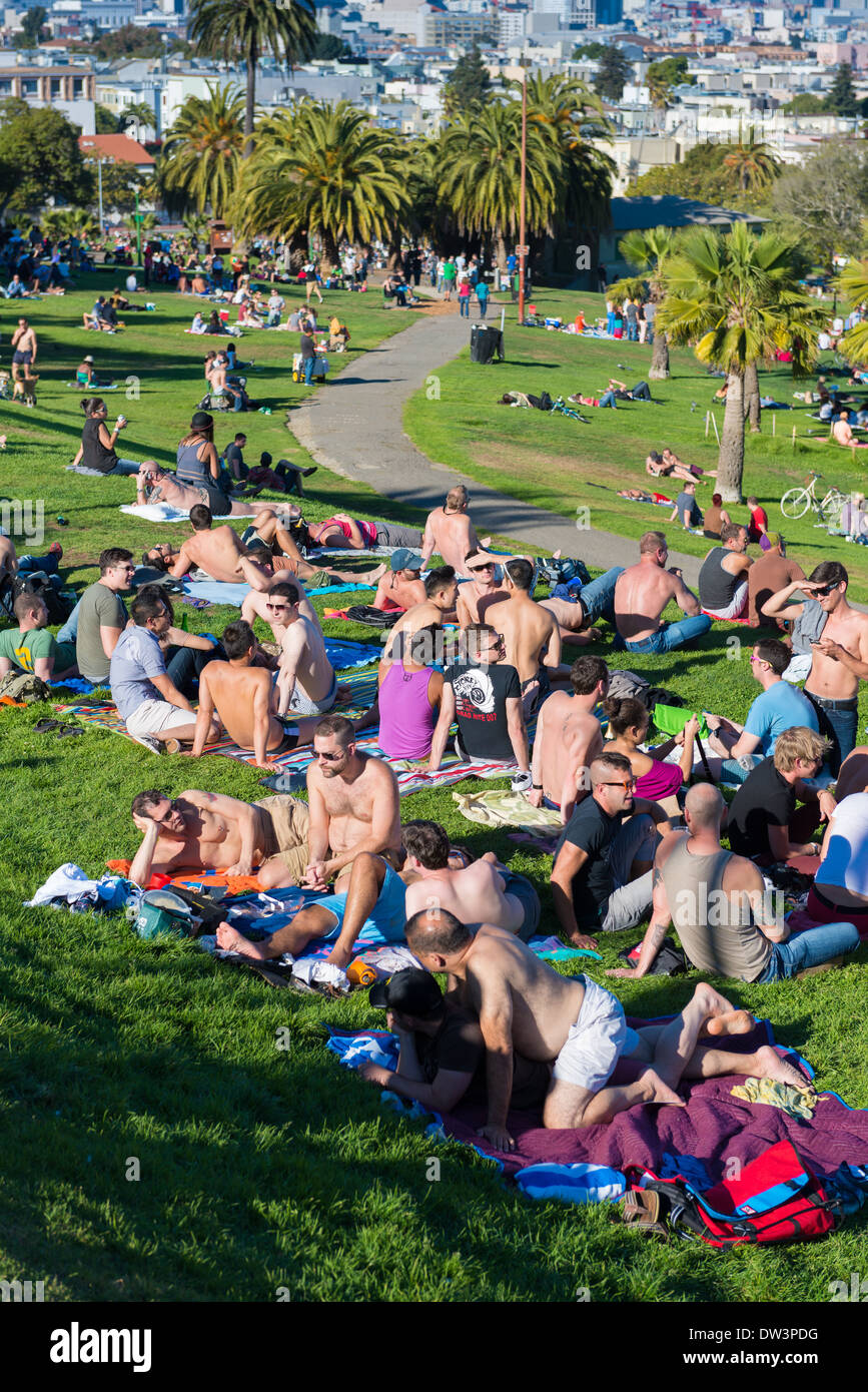 Gays relaxing in Mission Dolores Park, San Francisco Stock Photo