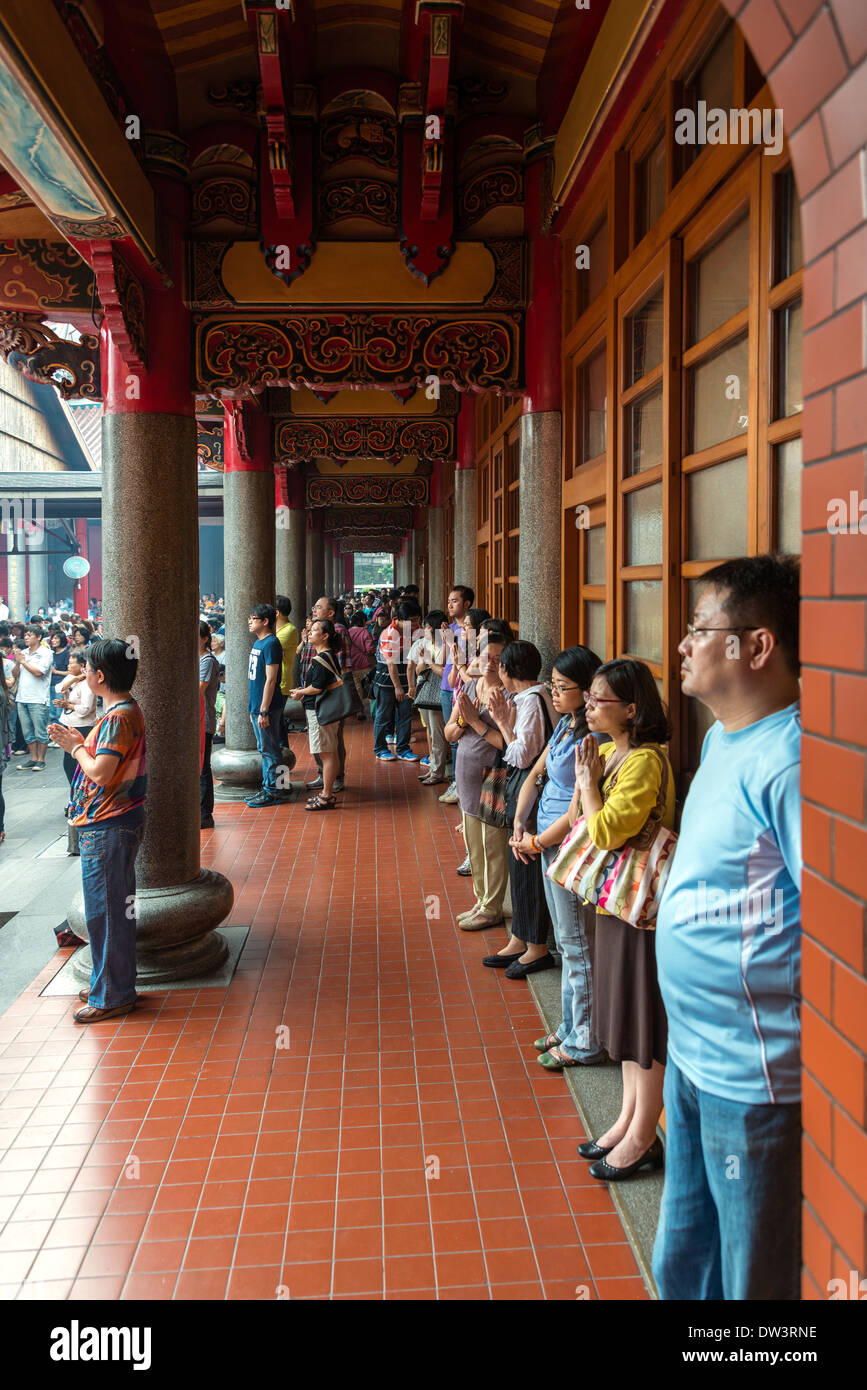 Worshippers paying respects at Xingtian Temple, Taipei, Taiwan Stock Photo