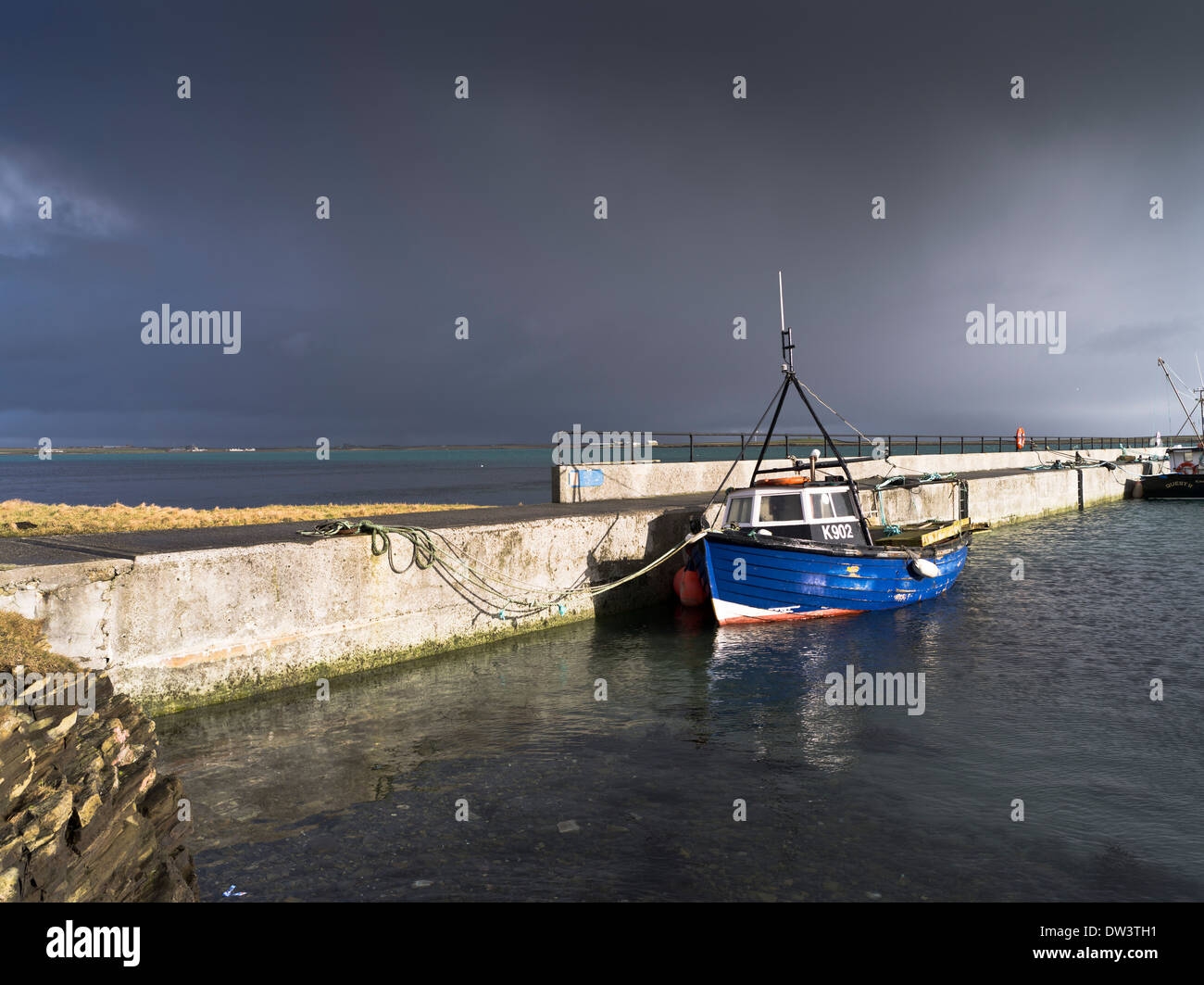dh Kettletoft harbour SANDAY ORKNEY Gathering storm approaching fishing boat harbour pier scotland dramatic sky boats sea sunny Stock Photo