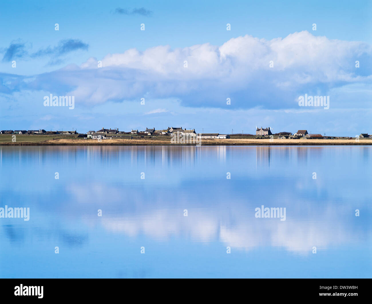 dh Cata Sand SANDAY ORKNEY Village houses sea inlet bay blue sky reflects Stock Photo