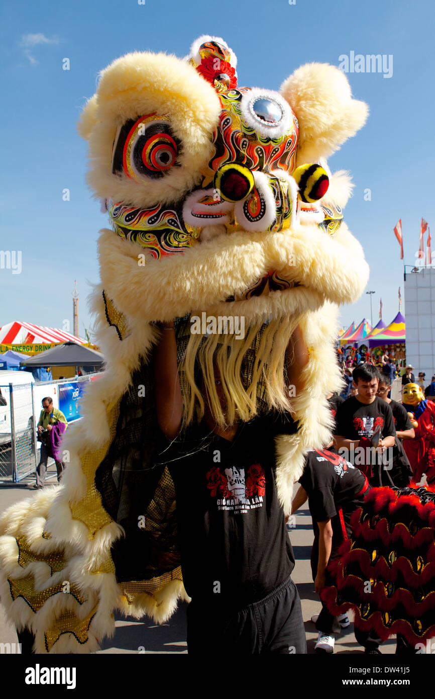 Traditional Vietnamese Lion Dance Performed At A Tet Festival Lunar New Year California Supposedly To Ward Off Evil Spirits Stock Photo Alamy Traditional Vietnamese Lion Dance Performed At A Tet Festival Lunar New Year California Supposedly To Ward Off Evil Spirits Stock Photo Alamy