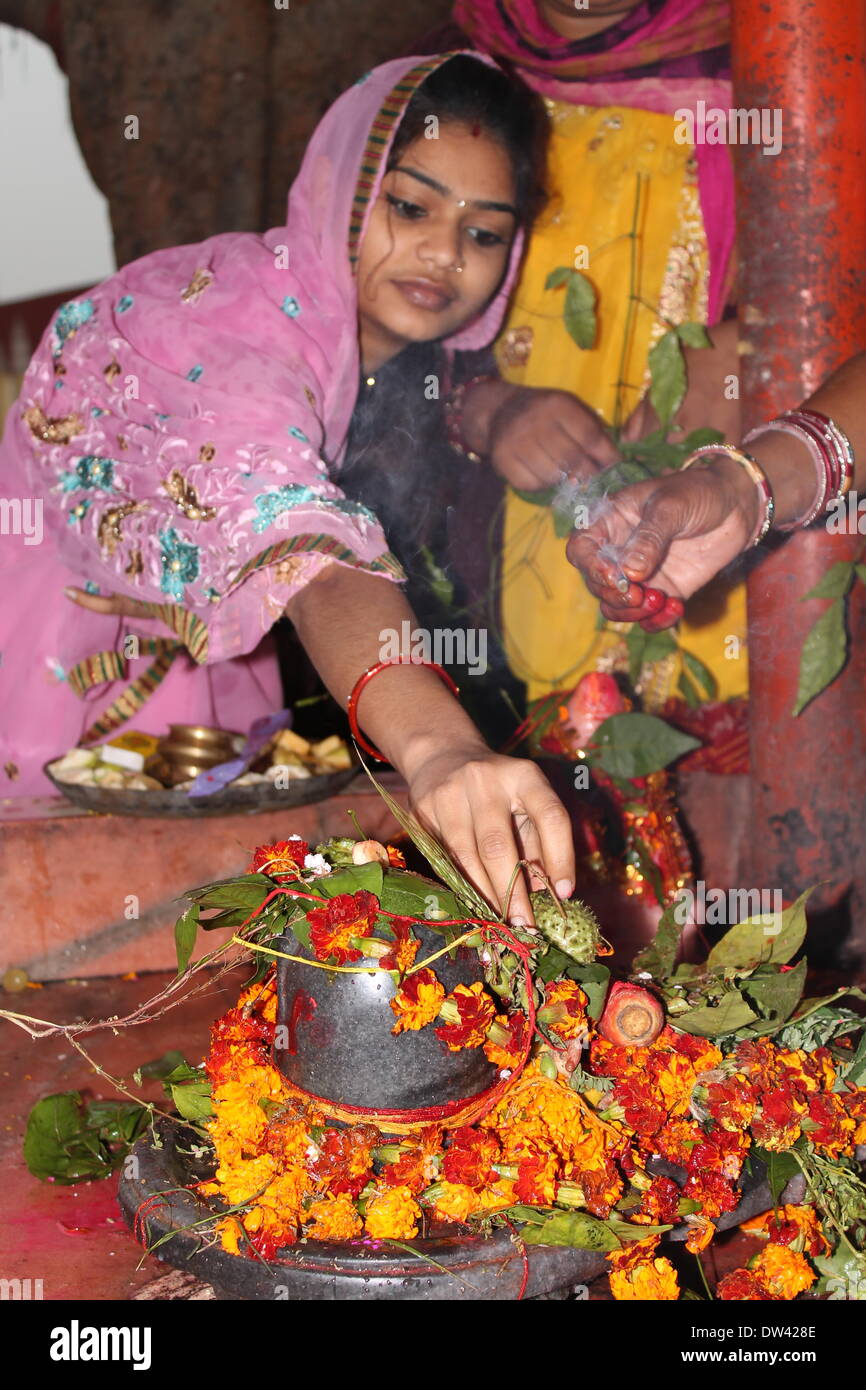 Kalighat, Patna, Bihar, India, 27th February 2014.  Sivaratri Festival commences this Thursday winter morning. Devotees perform various Hindu rituals on Sivaratri at Kalighat on bank of river Ganges. Sivaratri is a big festival in India. Credit:  Rupa Ghosh/Alamy Live News. Stock Photo