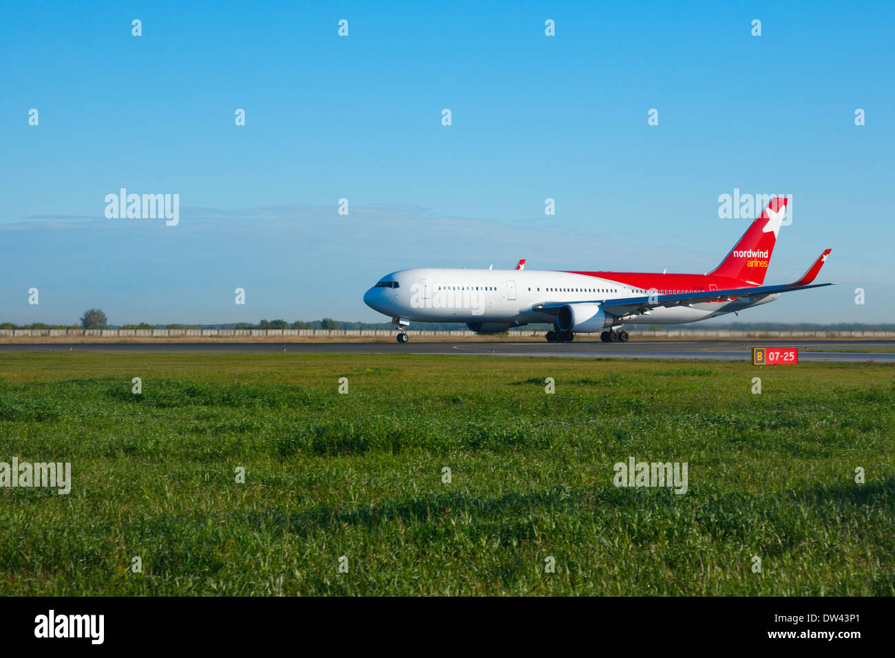 Airport airplane before take hi-res stock photography and images - Alamy