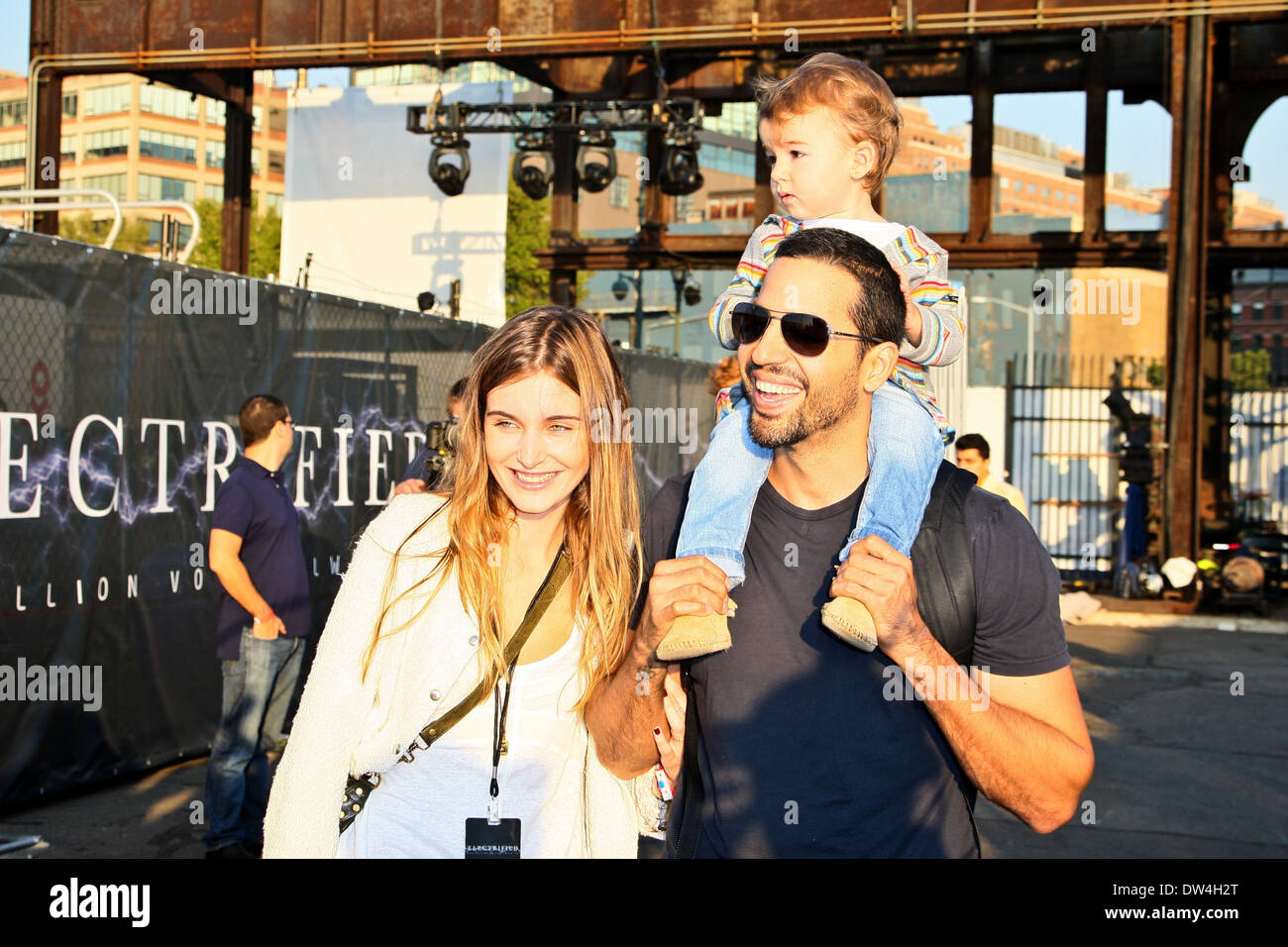 Alizee Guinochet, David Blaine and their daughter Dessa walk around the site of his latest challenge, 'Electrified' which features Blaine attached to a series of Tesla coils for 72 hours straight, without breaks for sleep or food held at Pier 54, Manhatta Stock Photo