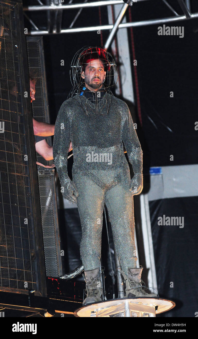 David blaine dressed in chain mail hires stock photography and images