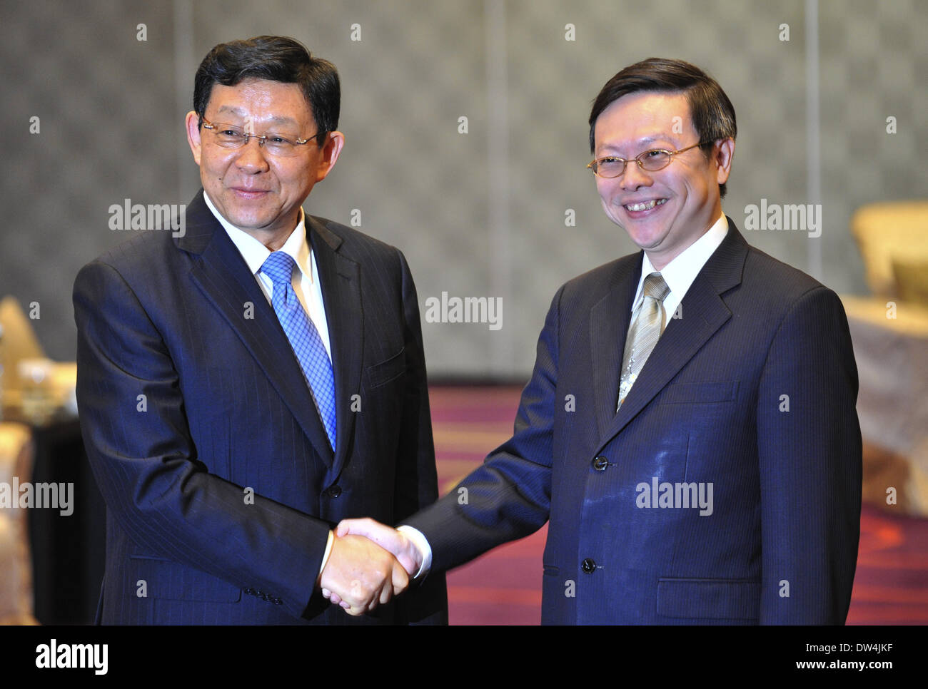 (140227) -- TAIPEI, Feb. 27, 2014 (Xinhua) -- Chen Deming (L ...