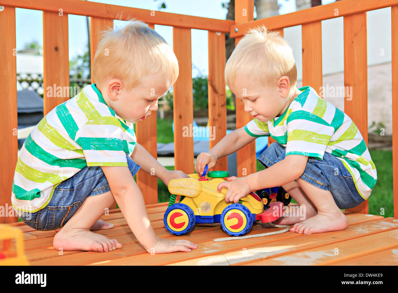 мэри-кейт и эшли олсен в детстве. где играют близнецы. несколько мальчиков. мальчики близнецы летом. где играют близнецы.