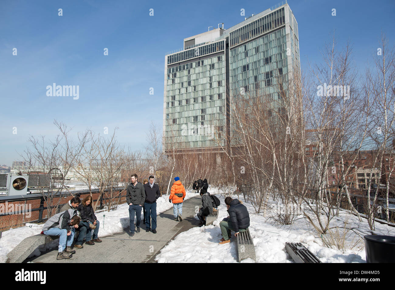 High line benches nyc hi-res stock photography and images - Alamy