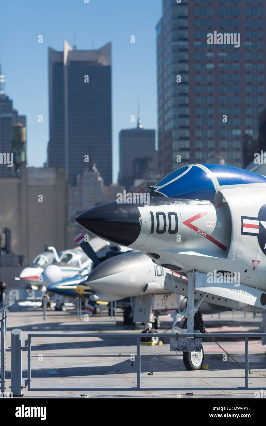 Fighter jets at New York's Intrepid Sea, Air & Space Museum on the flight deck with Manhattan's skyscrapers in background Stock Photo