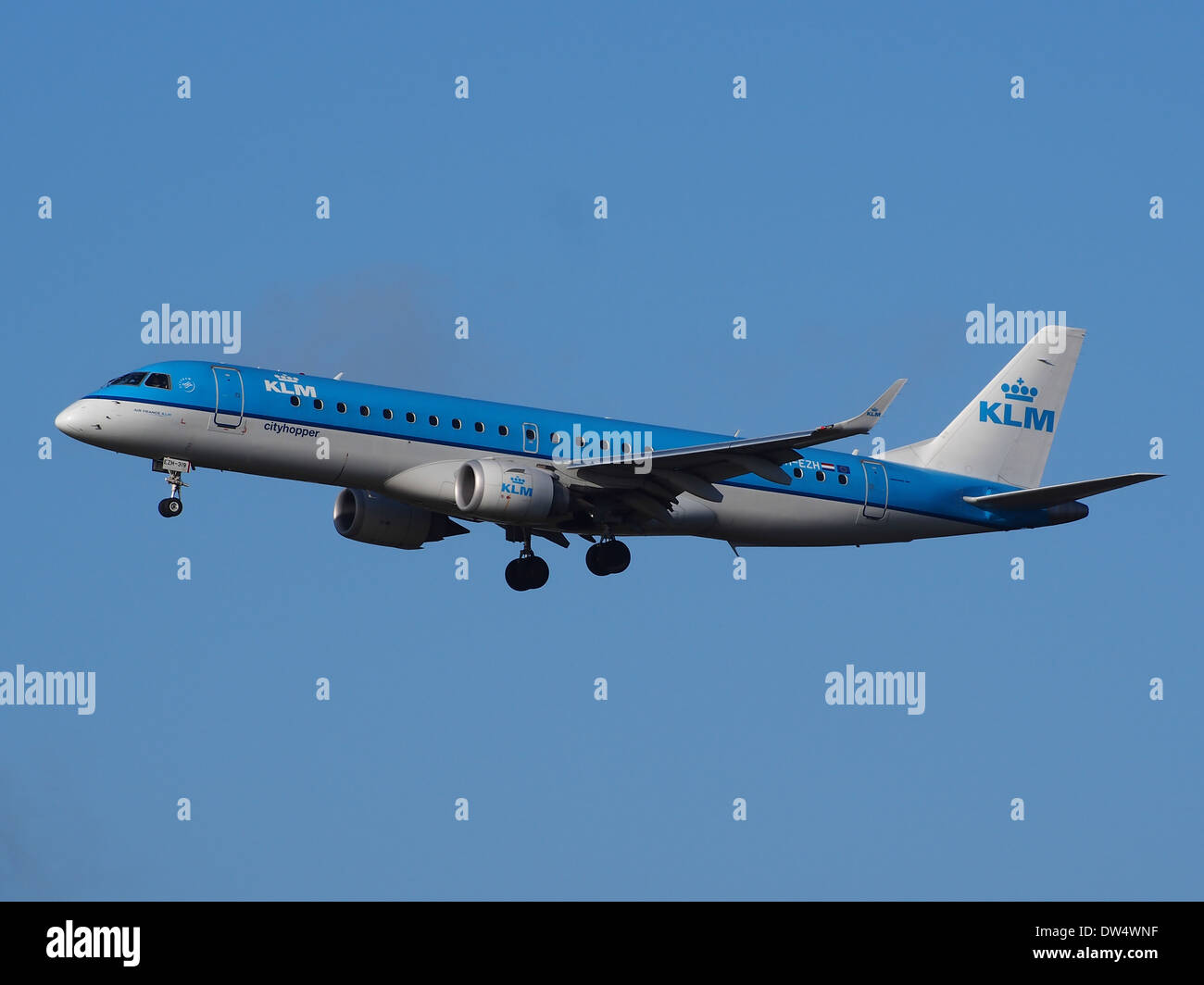 Klm embraer erj 190 hi-res stock photography and images - Alamy