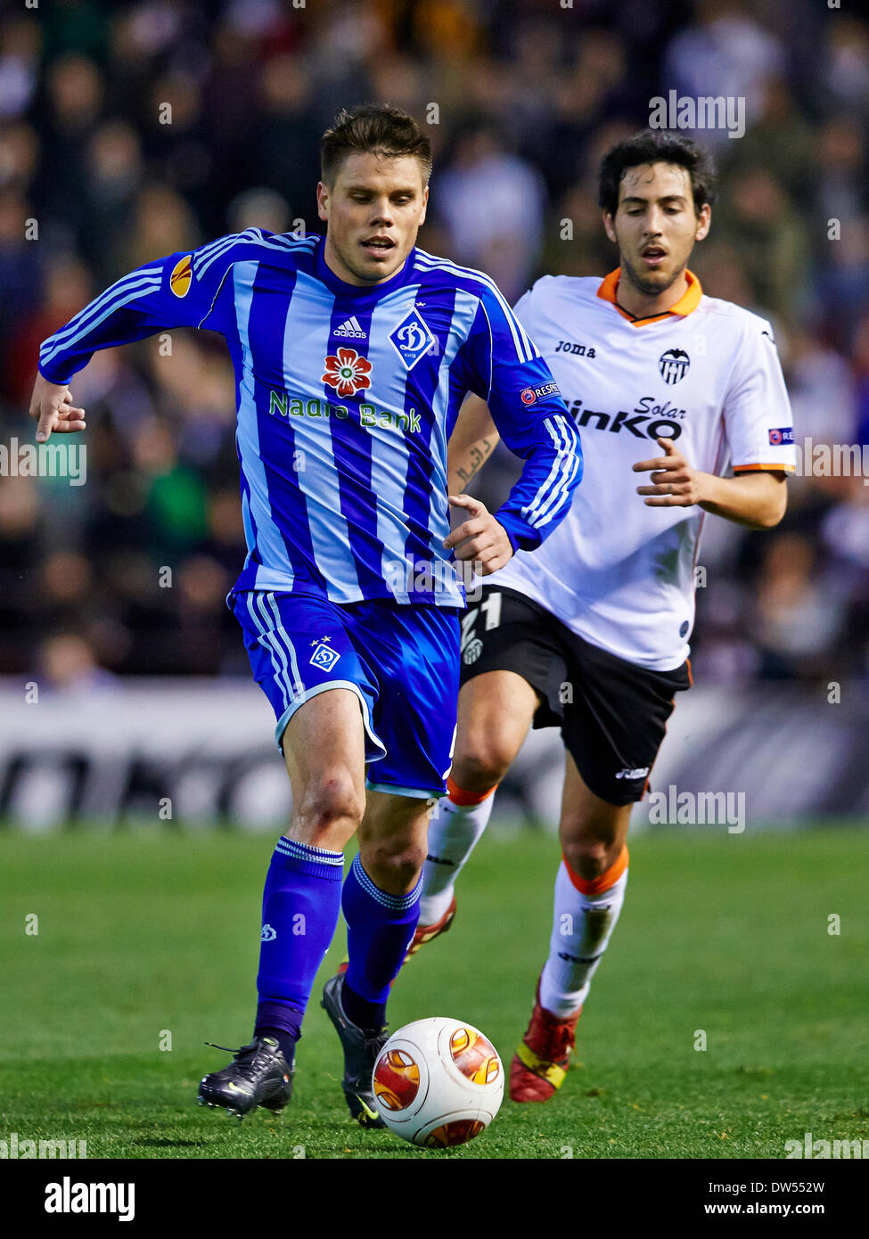 Valencia, Spain. 27th Feb, 2014. Midfielder Ognjen VUKOJEVIC of Dynamo Kyiv (L) is challenged by Midfielder Dani Parejo of Valencia CF during the Europa League Game between Valencia and Dynamo Kyiv at Mestalla Stadium, Valencia Credit:  Action Plus Sports/Alamy Live News Stock Photo
