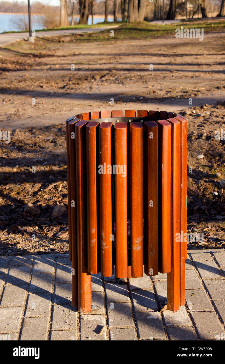 Litter bin park hi-res stock photography and images - Alamy