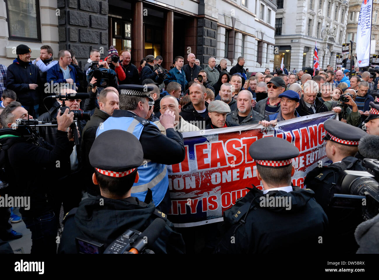 Confrontation between police and protesters outside the Old Baily during the sentencing of Lee Rigby's killers, Feb 2014 Stock Photo