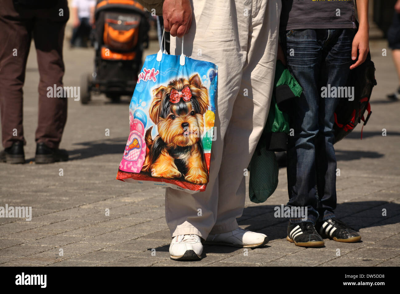 A man from Eastern Europe holding a cheese bag at the Brandenburg Gate in Berlin, July 16, 2013. More and more tourists come to the German capital every year. This photo is part of a series on tourism in Berlin. Photo: Wolfram Steinberg dpa Stock Photo
