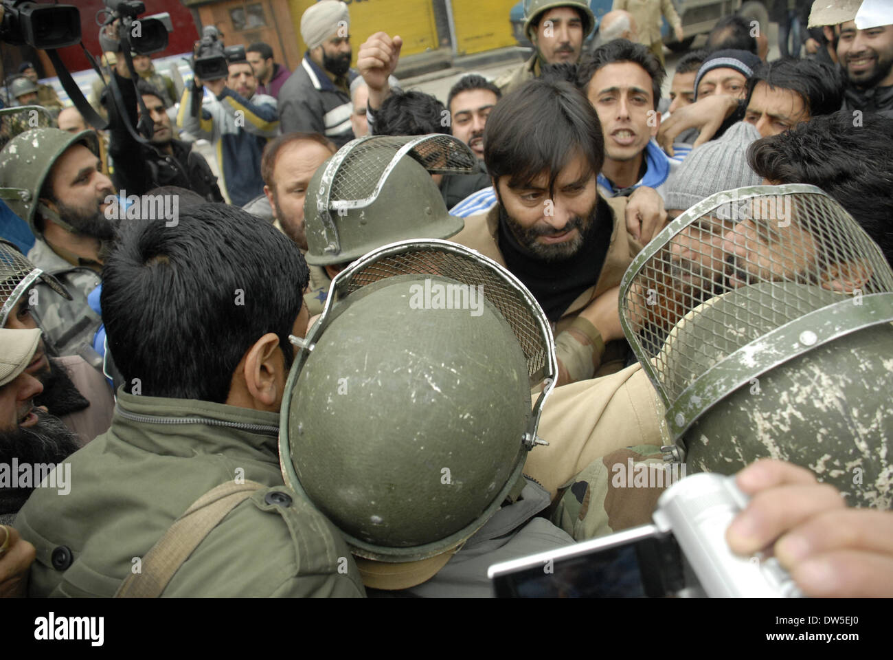 Srinagar, Indian Administered Kashmir. 28th Feb, 2014 supporters of pro-independence Jammu and Kashmir Libration Front (JKLF) scuffle with police during a protest in Srinagar against a military court verdict that exonerated five Indian army officers involved in the killing of five civilians 14 years ago. The incident occured in Pathribal village days after the killing of 35 Sikhs in the remote village of Chattisinghpora in 2000(Sofi Suhail/ Alamy Live News) Stock Photo