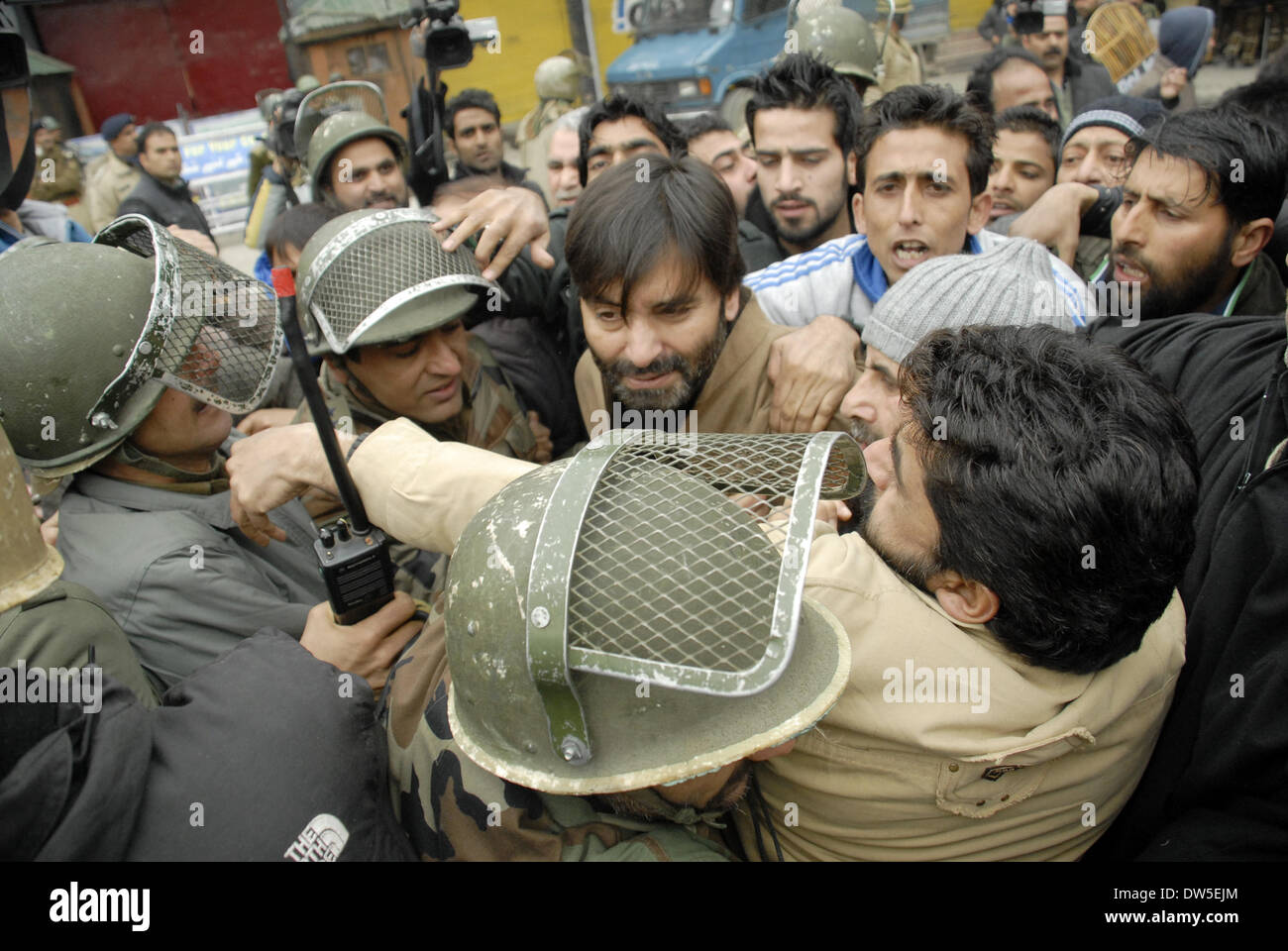 Srinagar, Indian Administered Kashmir. 28th Feb, 2014 supporters of pro-independence Jammu and Kashmir Libration Front (JKLF) scuffle with police during a protest in Srinagar against a military court verdict that exonerated five Indian army officers involved in the killing of five civilians 14 years ago. The incident occured in Pathribal village days after the killing of 35 Sikhs in the remote village of Chattisinghpora in 2000(Sofi Suhail/ Alamy Live News) Stock Photo