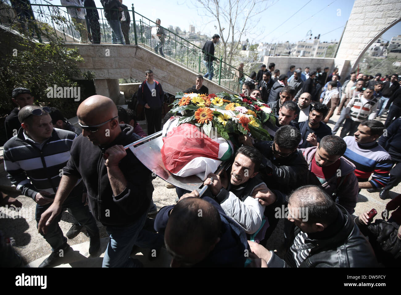 Ramallah. 28th Feb, 2014. Palestinians carry the body of Muataz Washaha during his funeral in Bir Zeit village near the West Bank city of Ramallah on Feb. 28, 2014. Israeli forces shot dead Muataz Washaha in the West Bank on Thursday. The military and police said the killed was plotting terror attacks. Credit:  Fadi Arouri/Xinhua/Alamy Live News Stock Photo