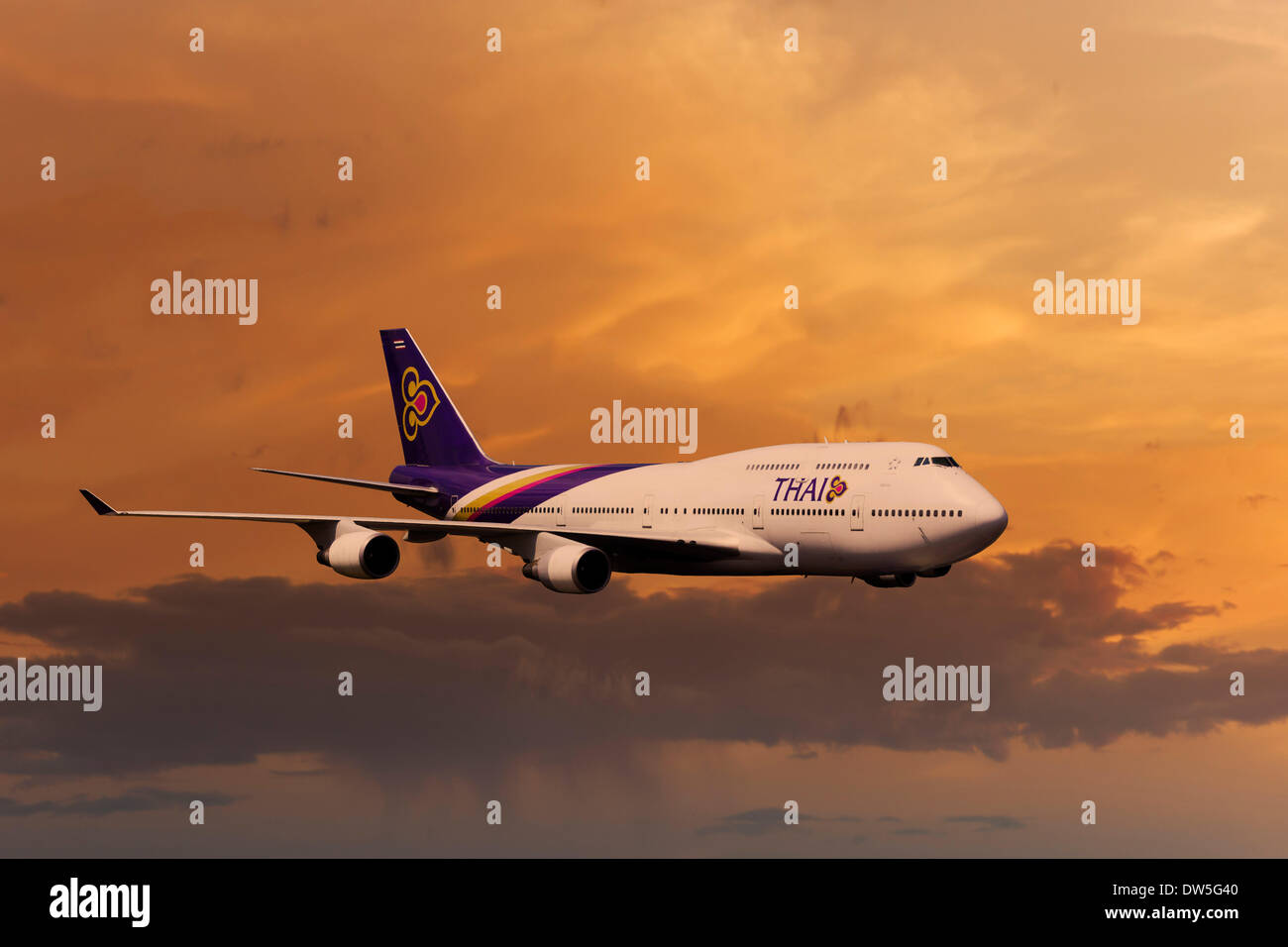 Boeing 747 Thai Airways Star Alliance member in the evening light in flight Stock Photo