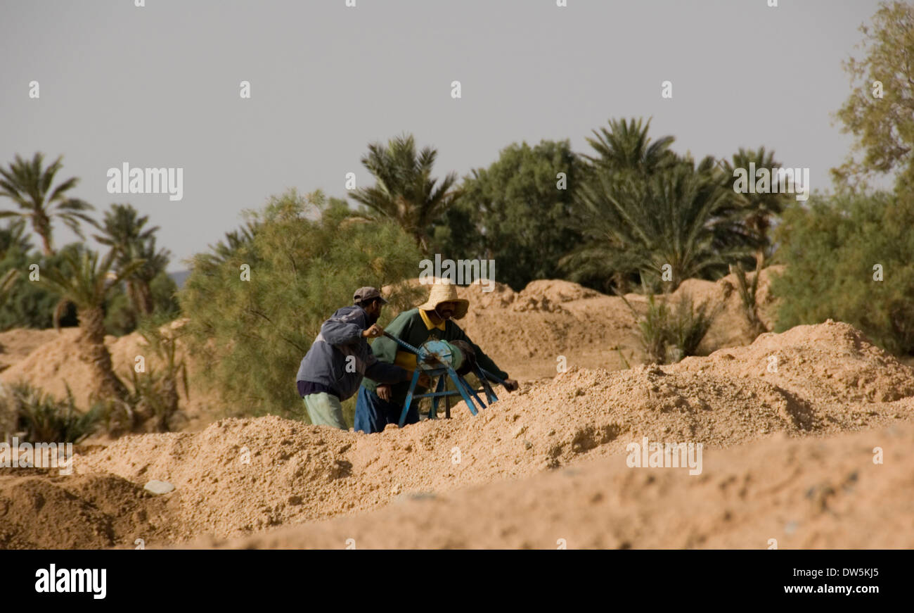 MOROCCO; NR. ERFOUD; DRAWING WATER Stock Photo