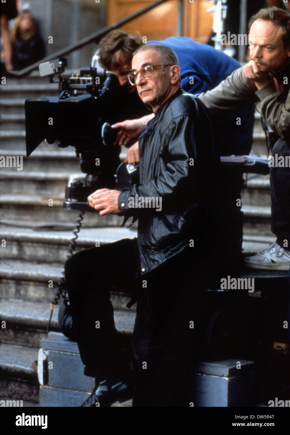 KRZYSZTOF KIESLOWSKI (DIR) ON SET 'THREE COLOURS WHITE (1994)' KKWK 002 MOVIESTORE COLLECTION LTD Stock Photo