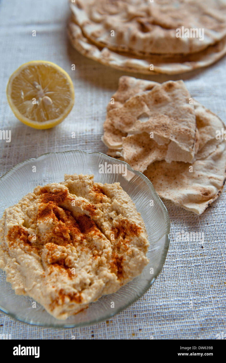 Hummus and pita Stock Photo - Alamy