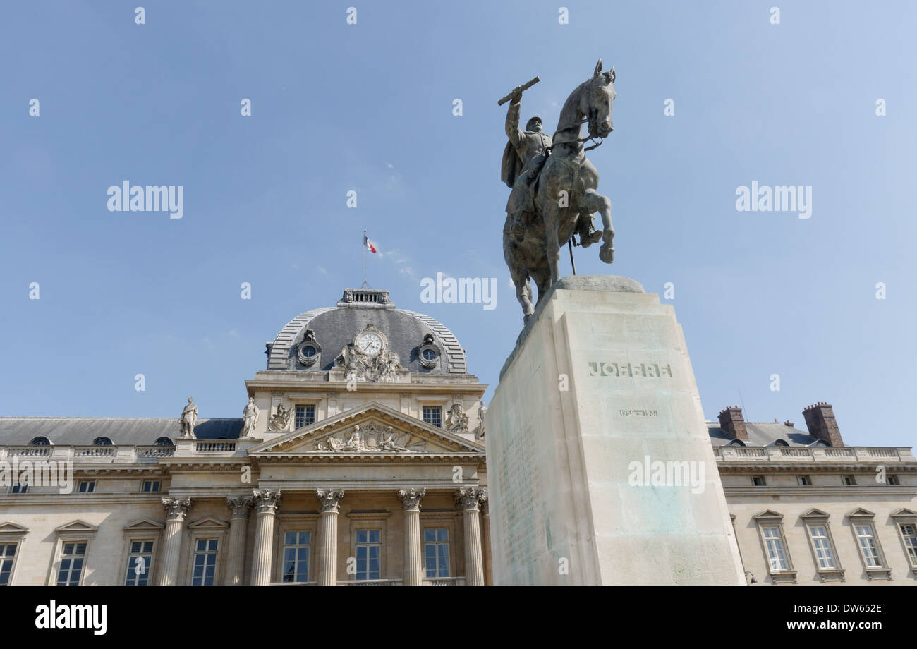 Statue of WW1 general Jospeh Joffre in front of the Ecole Militaire in Paris Stock Photo
