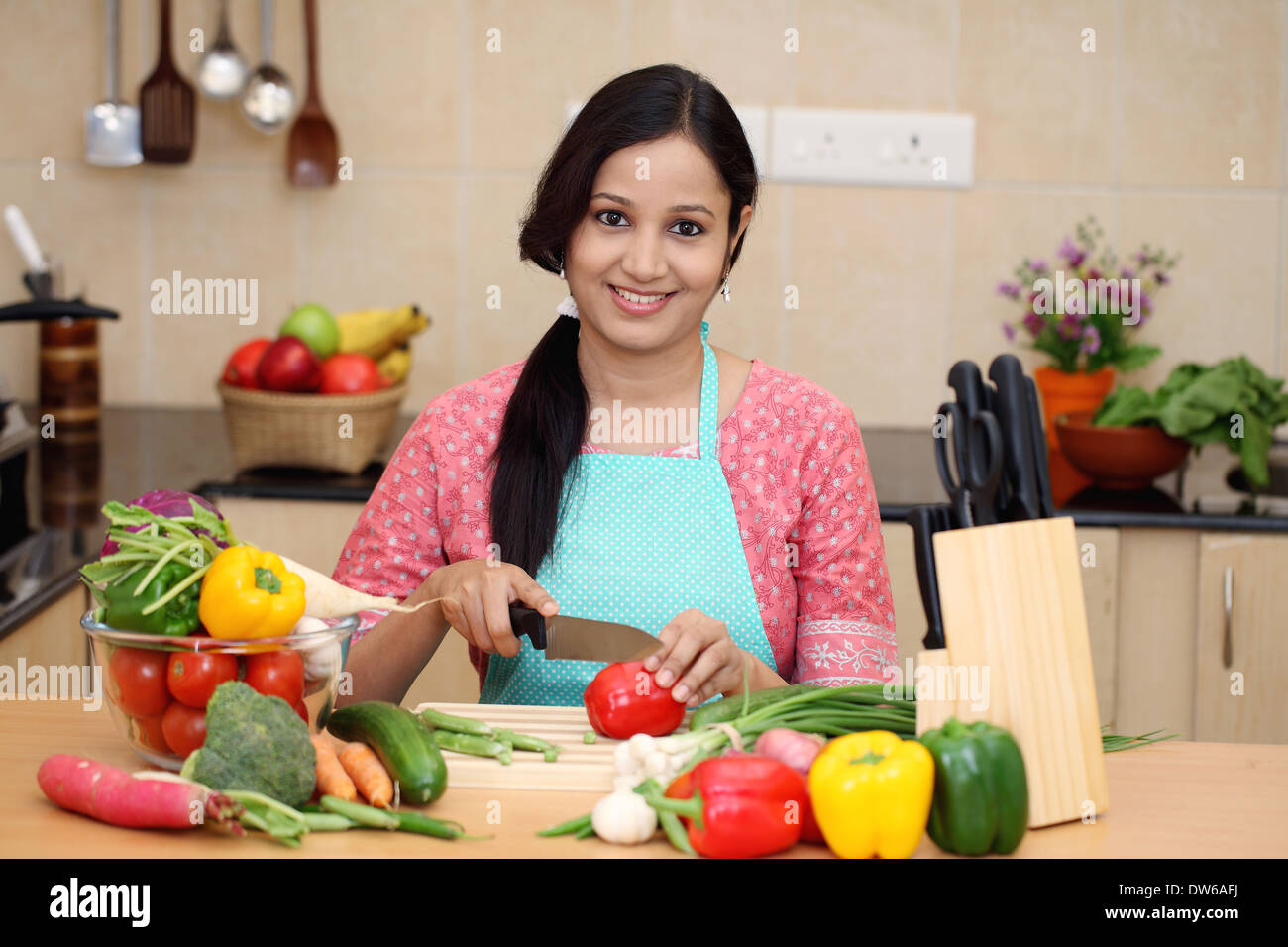 женщина готовит салат. Lady's kitchen. диета для восточных женщин. Pakistani mother in the kitchen. красивая женщина на кухне.