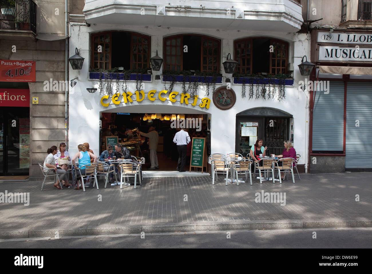 Spain Catalonia Barcelona Cerderceria Cafe On La Rambla With Board Advertising English Breakfast For Tourists Stock Photo Alamy