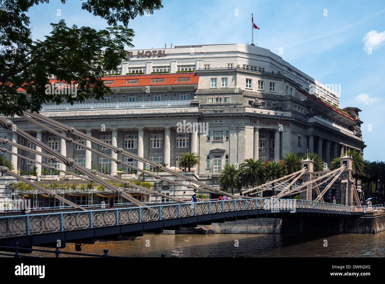 The Fullerton Hotel, with Cavenagh Bridge Singapore Stock Photo Alamy