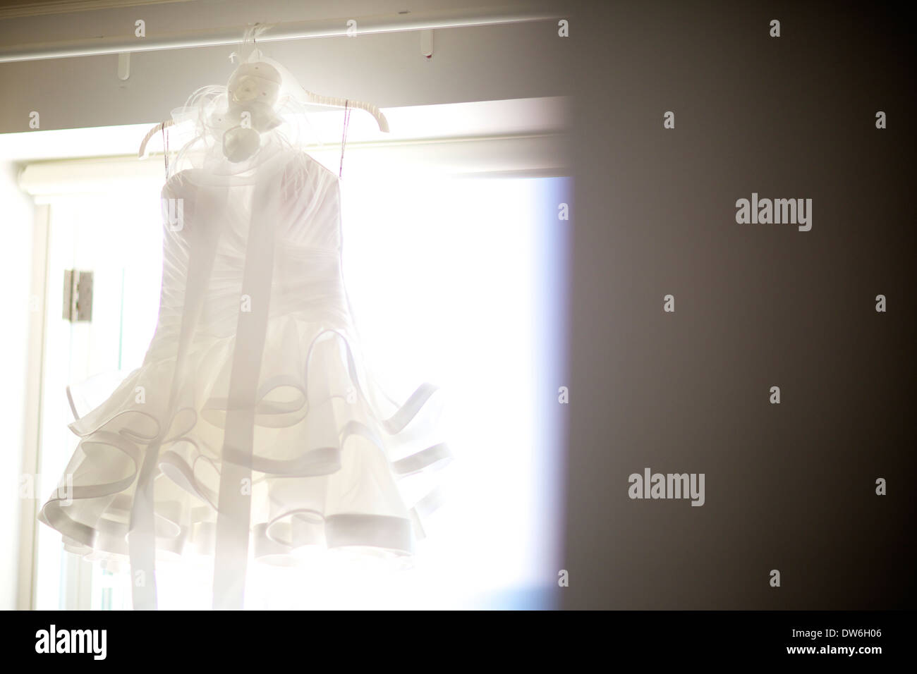 Dress window exhibit hi-res stock photography and images - Alamy, image size:1300x956