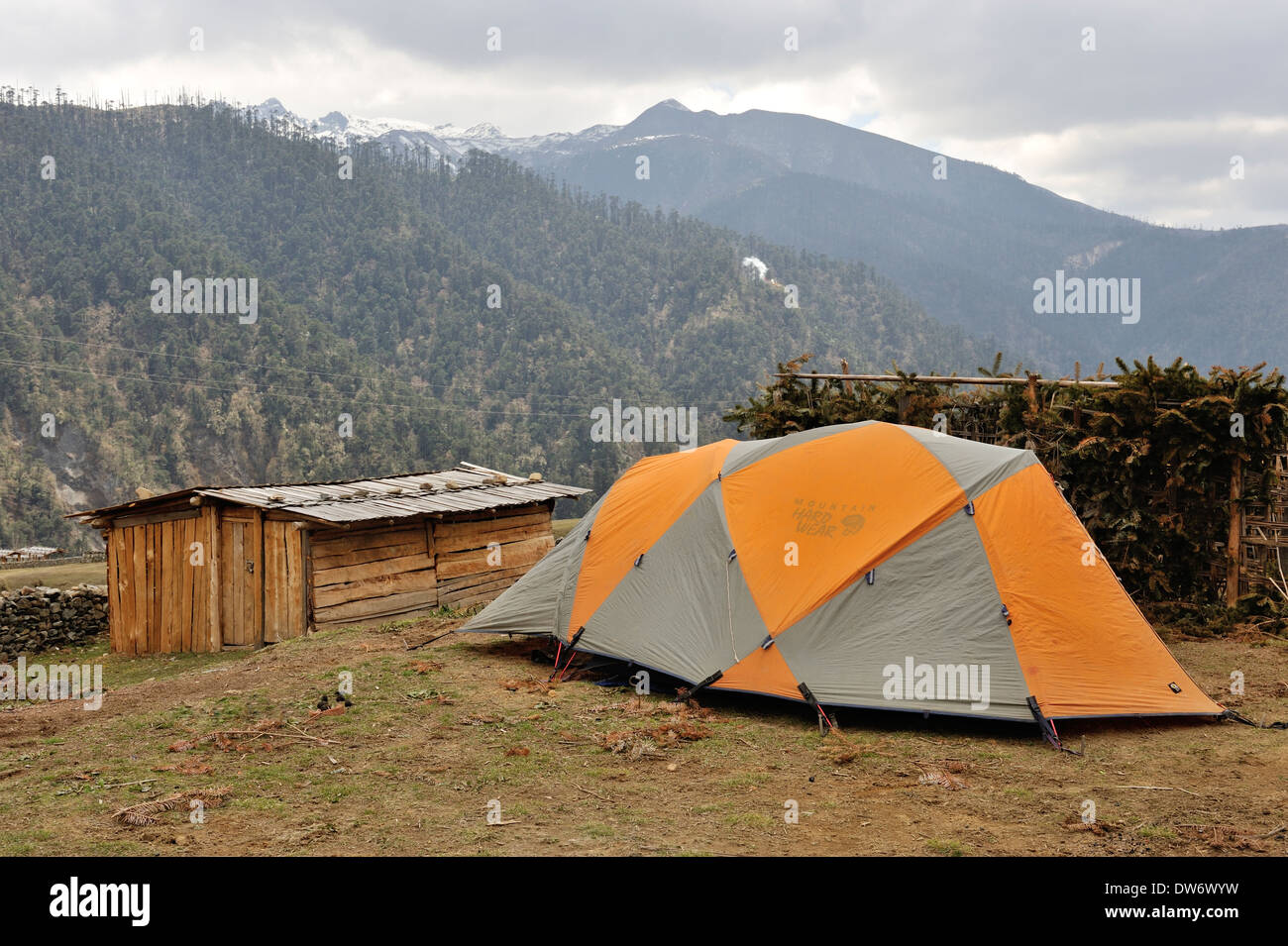Trekkers' tent with Himalaya in the background, Merak Sakteng trek, Eastern  Bhutan Stock Photo - Alamy
