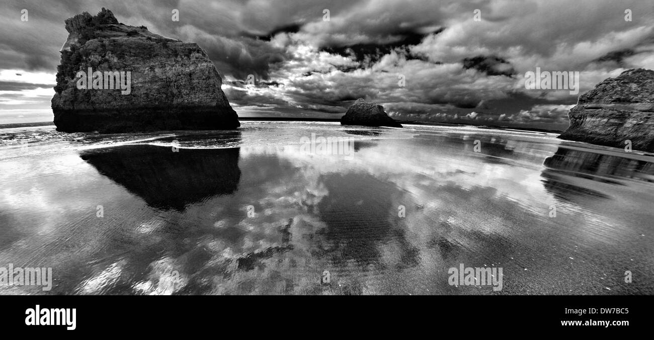 Portugal, Algarve: Waves and rocks at beach Prainha Stock Photo