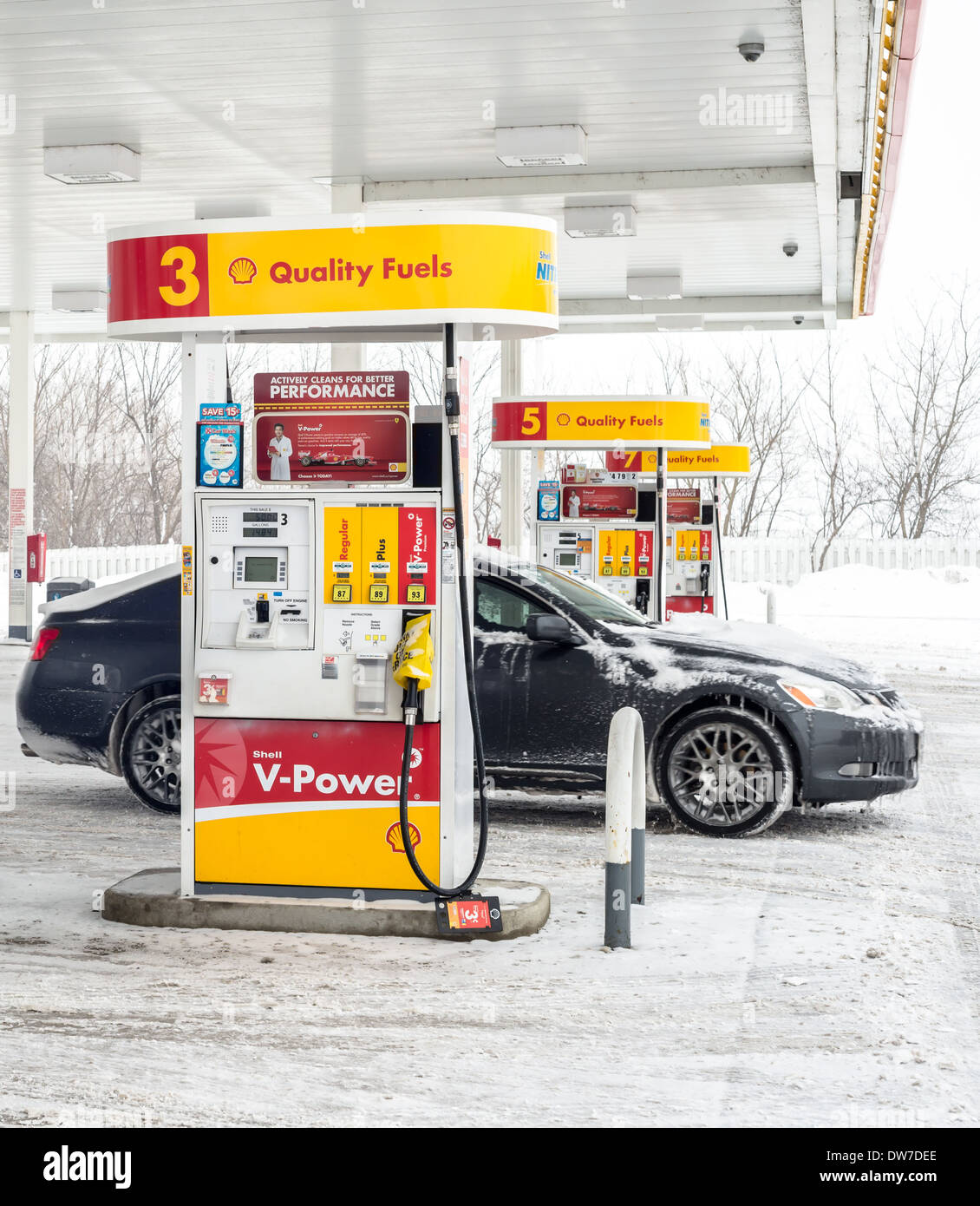 Shell gas station on a snowy day of January 1, 2014 Chicago, IL. January 2014 has been coldest in Chicago area in 20 years. Stock Photo