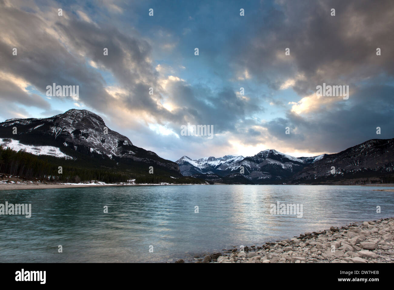 Barrier lake canoe hires stock photography and images Alamy