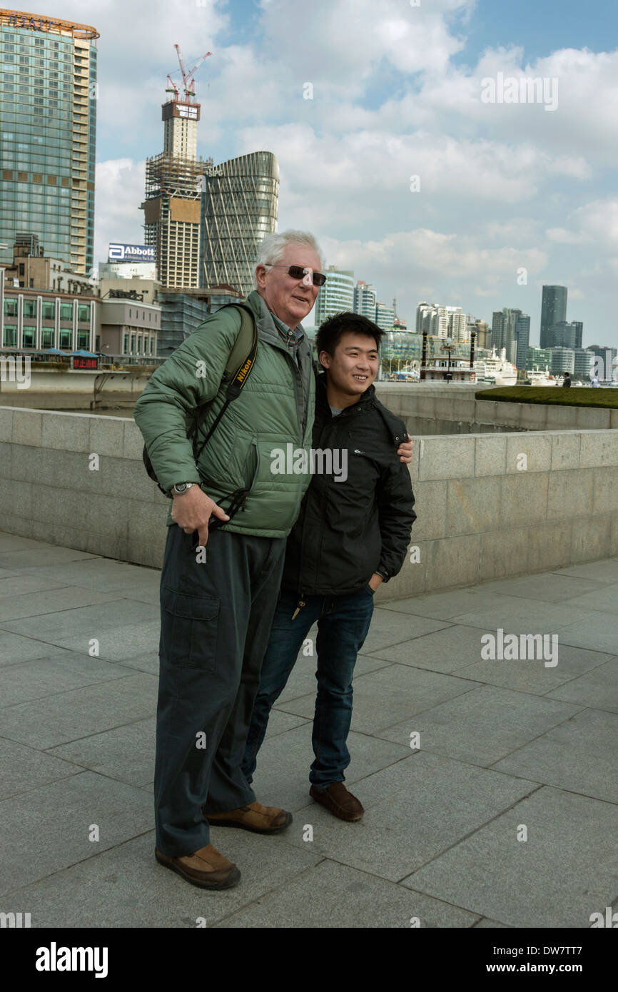 Tall westerner and short Chinese man, The Bund, Shanghai, China Stock Photo