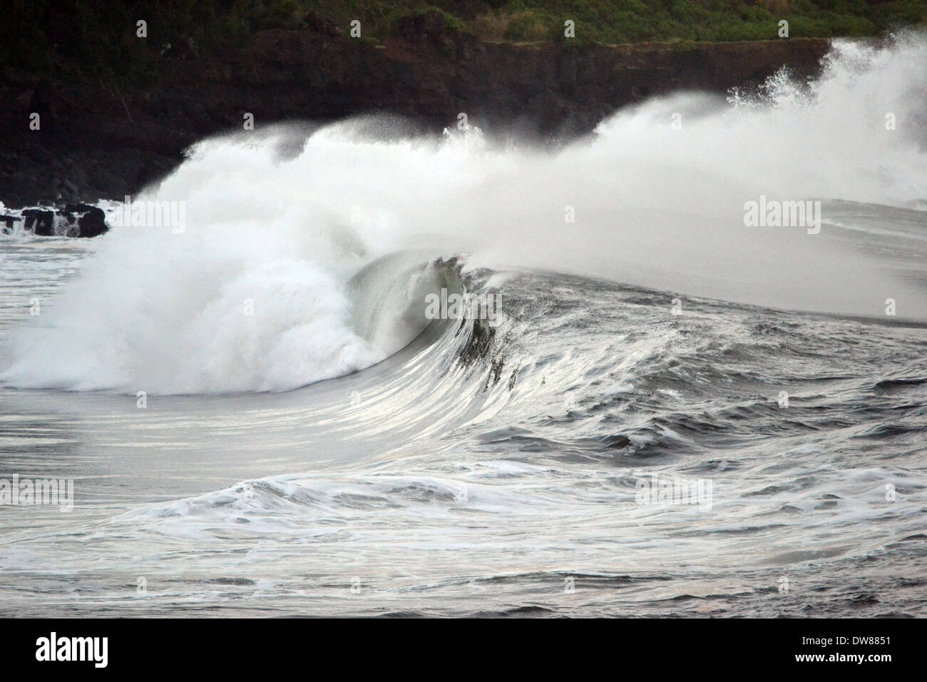 Giant waves breaking at Waimea Bay, North Shore of Oahu, Hawaii, USA Stock Photo