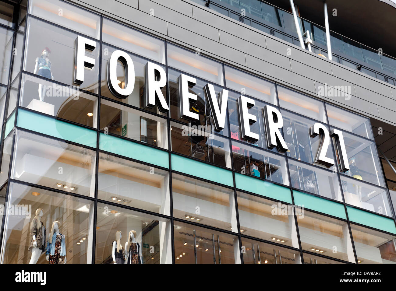 Forever 21 storefront hi-res stock photography and images - Alamy