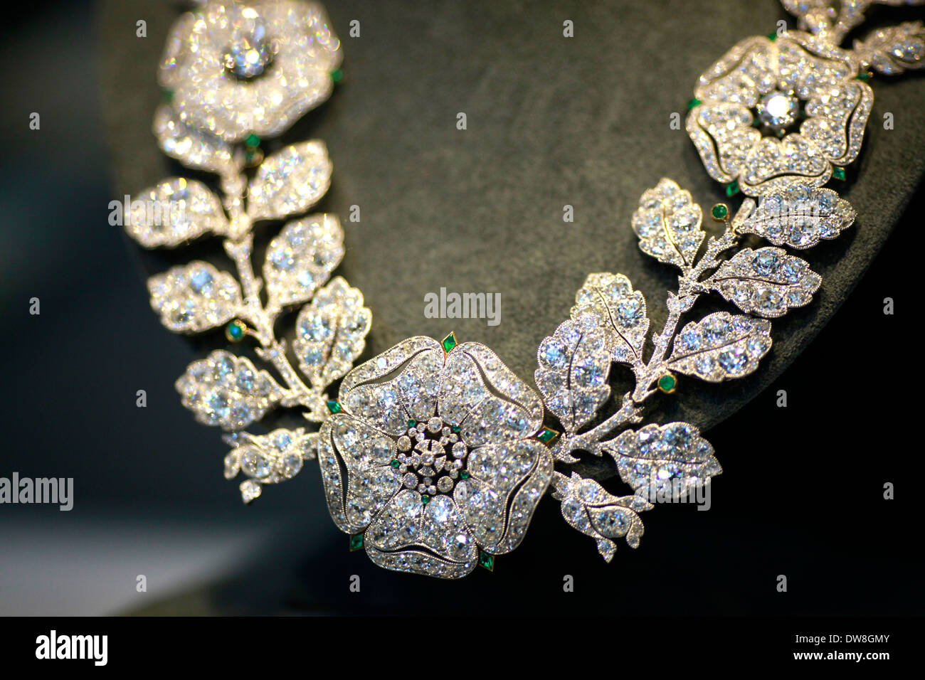 Cartier Diamond Gold Flower Necklace | Gold flowers, Vintage choker necklace,  Necklace