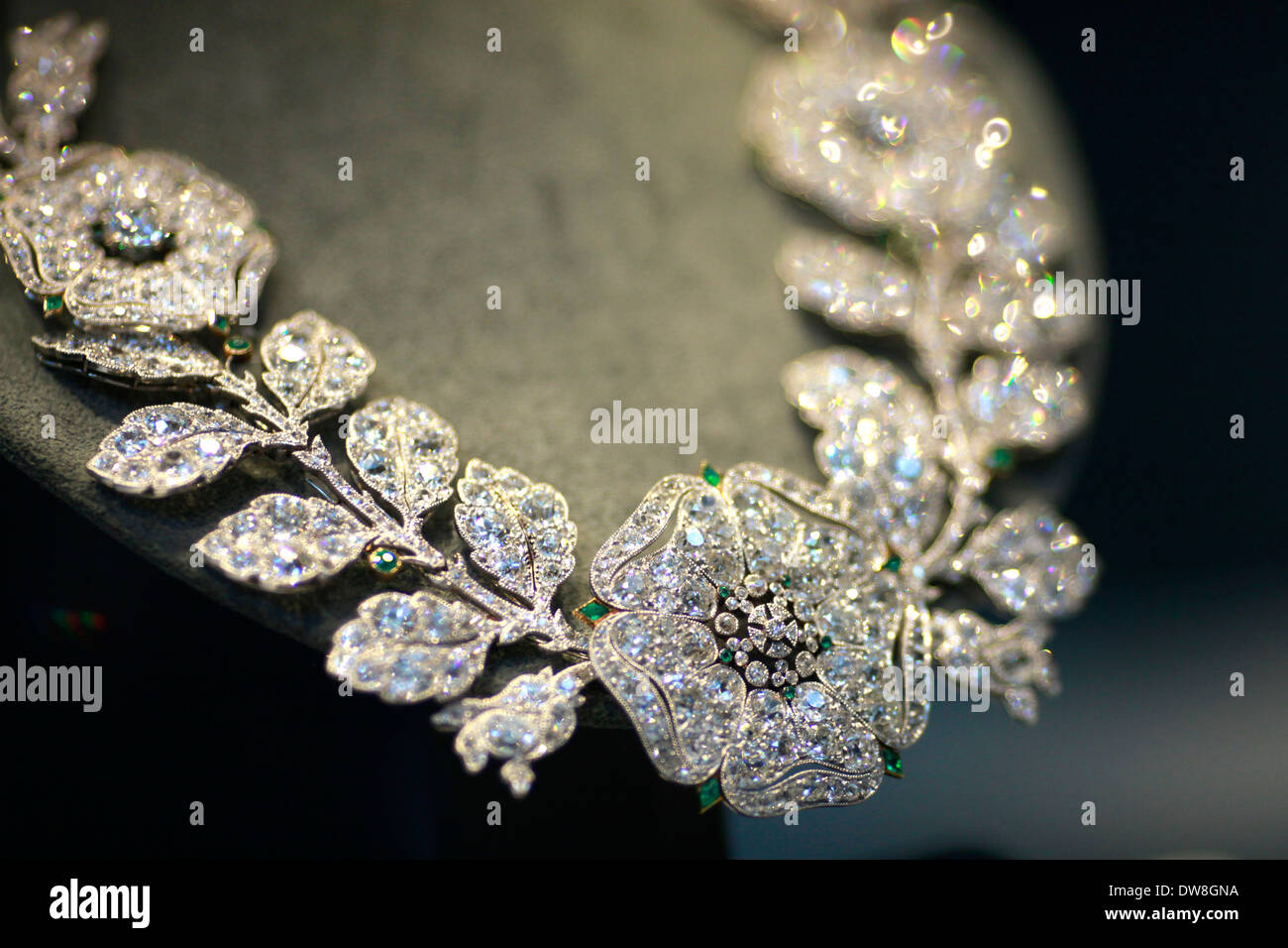 CARTIER 18K White Gold Diamond .14ctw Hindu Floral Pendant Necklace 498776  | FASHIONPHILE