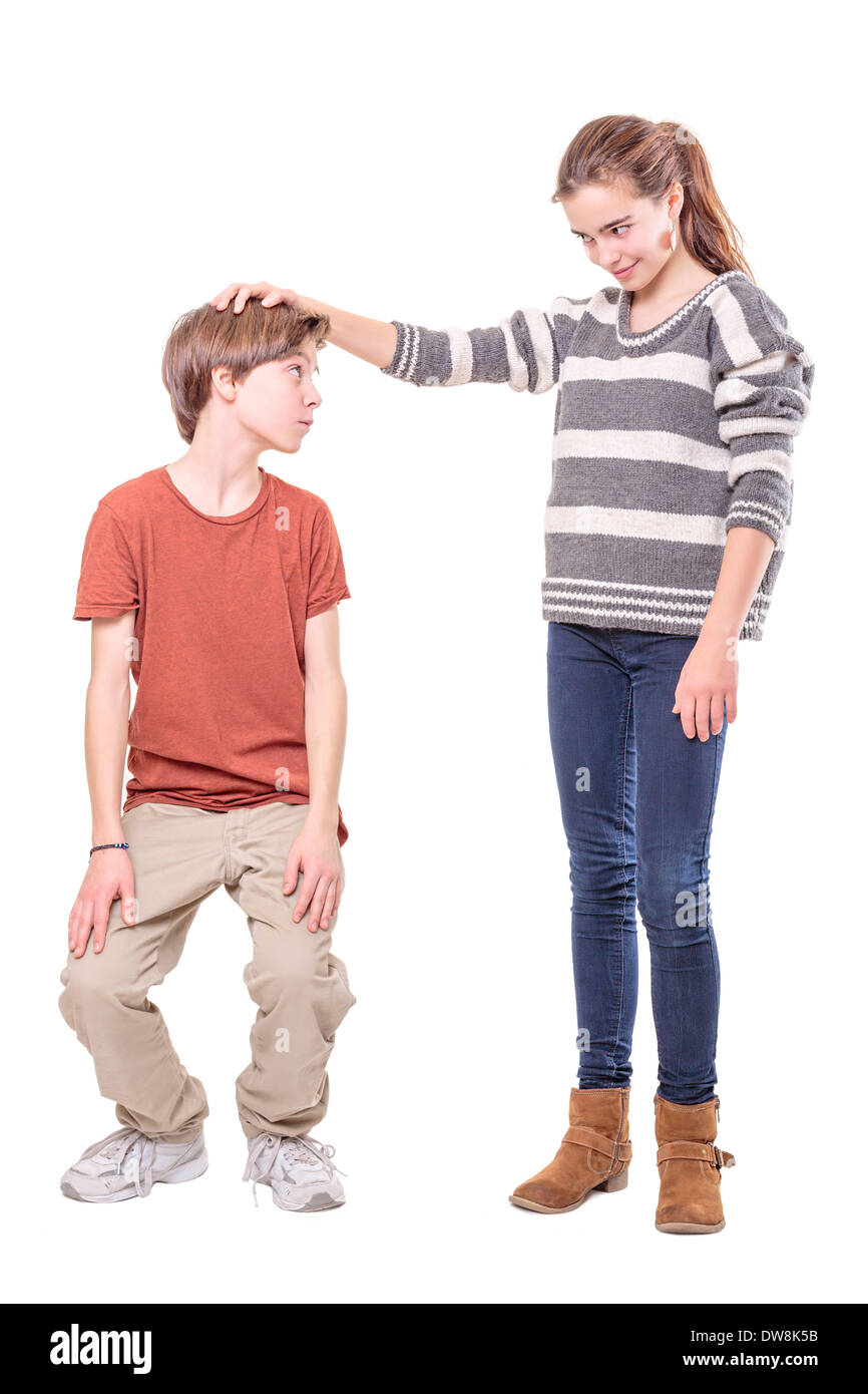 Младший брат выше старшего. Два мальчика брата. Младший брат выше старшего. Старшая и младшая сестра. Фотосессия брат с сестрой.