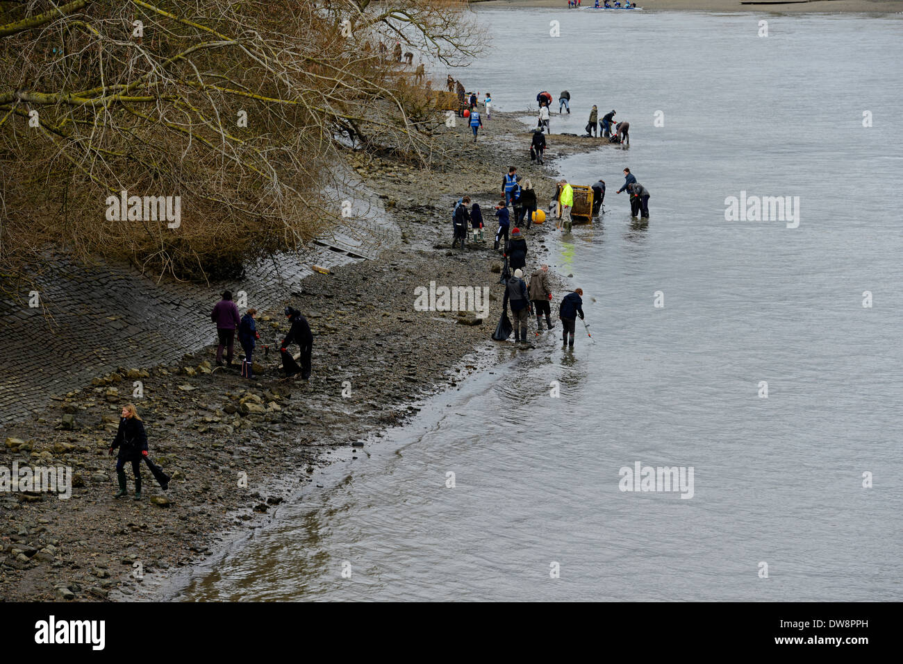 Volunteers pickup litter from the banks of the Thames Stock Photo Alamy