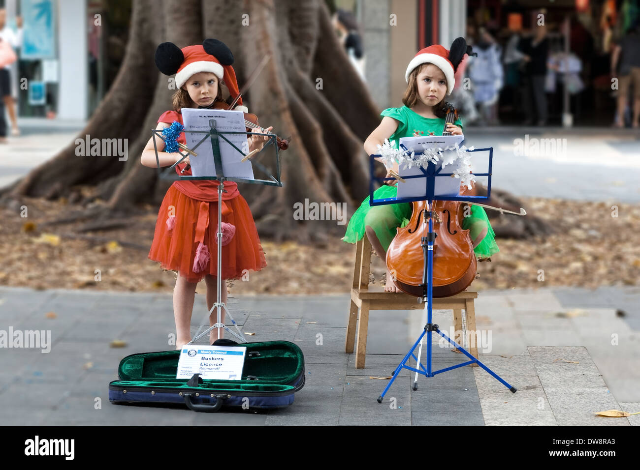 Two girls, street musicians at Christmas, The Corso, Manly, Australia Stock Photo
