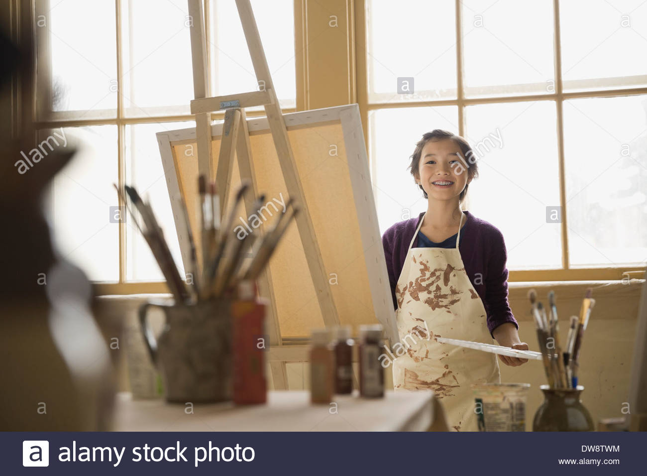 Girl painting on canvas in art class hi-res stock photography and ...